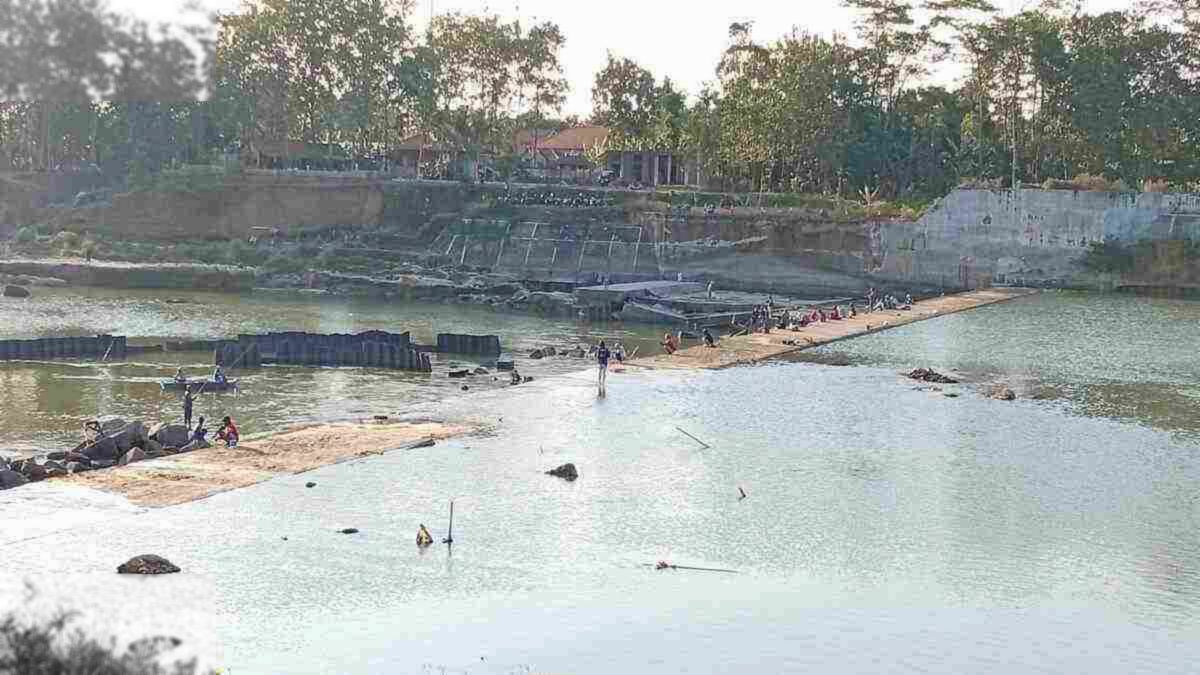 Sungai Serayu Surut Saat Kemarau, Pemancing Lokal Ramai Cari Rezeki