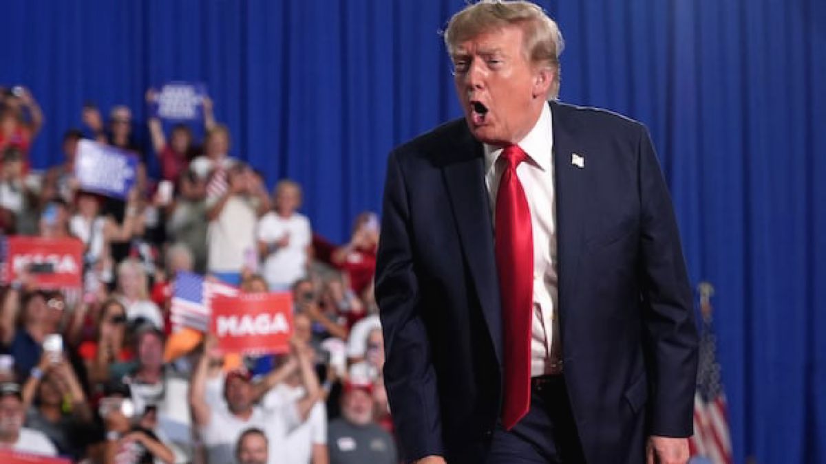 Trump Ancam Tarif 50 Persen Produk Otomotif dan Baja Kanada